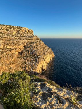 Blue Grotto, Malta 'nın güney kıyısı boyunca bulunan yedi mağaradan oluşan bir kompleks. Iz-Zurrieq limanı ve Blue Grotto deniz mağaraları Filfla 'nın küçük adasının karşısındaki sahil şeridinde yer almaktadır..