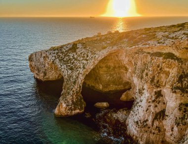 Blue Grotto, Malta 'nın güney kıyısı boyunca bulunan yedi mağaradan oluşan bir kompleks. Iz-Zurrieq limanı ve Blue Grotto deniz mağaraları Filfla 'nın küçük adasının karşısındaki sahil şeridinde yer almaktadır..