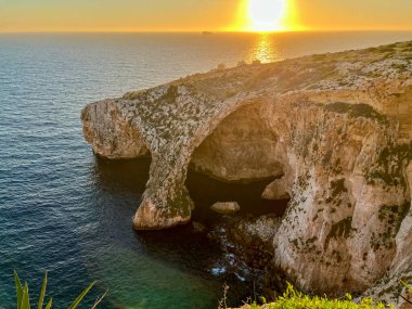 Blue Grotto, Malta 'nın güney kıyısı boyunca bulunan yedi mağaradan oluşan bir kompleks. Iz-Zurrieq limanı ve Blue Grotto deniz mağaraları Filfla 'nın küçük adasının karşısındaki sahil şeridinde yer almaktadır..