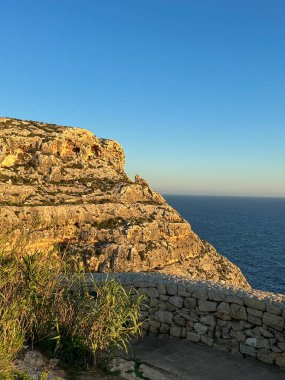 Blue Grotto 'da güzel bir gün batımı, Malta' nın güney kıyısı boyunca bulunan yedi mağara kompleksi.. 