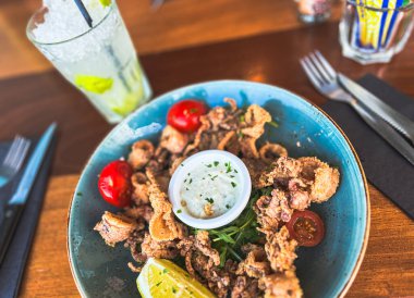 Salsa soslu ve vişneli domuz salatası.