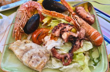 Musselspus, mürekkep balığı, mürekkep balığı ve patates kızartması ile marsaxlokk kafe, Malta