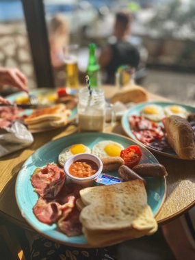 Malta 'da yumurta, pastırma, sosis ve domates sosuyla geleneksel kahvaltı.