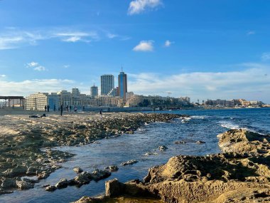 Sliema, Malta 'da mavi deniz ve gökyüzü ile Rocky sahili. Doğal arkaplan