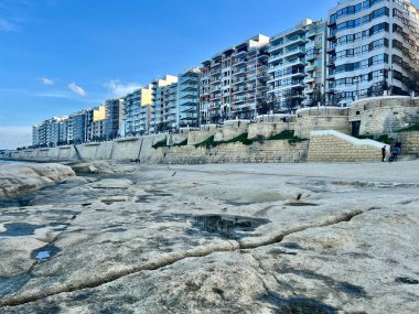 Sliema, Malta 'da mavi deniz ve gökyüzü ile Rocky sahili. Doğal arkaplan