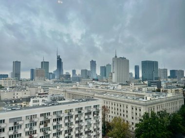 Bulutlu bir günde binanın tepesinden Varşova 'nın görüntüsü