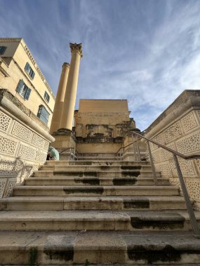 Pjazza Teatru Rjal. Valletta, Malta 'daki Kraliyet Opera Evi. 1942 'de Stuka dalış bombardıman uçaklarının hava saldırısıyla yıkıldığında tiyatro zarar gördü.. 