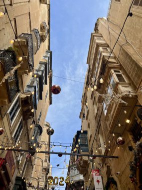Valletta, Malta, Avrupa 'daki eski kasabanın sokak manzarası. Sokaklarda Noel süsleri 