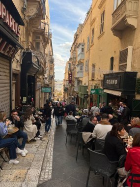 Valletta, Malta, Avrupa 'daki eski kasabanın sokak manzarası. Sokaklarda Noel süsleri 