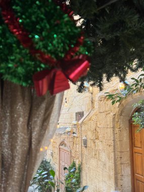 Malta, Valetta caddesindeki bir restoranda kırmızı kurdele ve çelenklerle süslenmiş Noel ağacı.