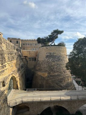 Malta 'daki eski Valletta şehrinin merdivenlerden görünüşü. Valetta, Malta 'nın başkenti ve en büyük şehridir..