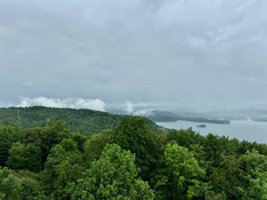 Solina Gölü, Polonya 'nın en büyük su rezervuarıdır ve çevresi ormanlarla ve turistik altyapısı olan birçok plajla çevrili karakteristik bir dağ manzarasıyla çevrilidir..