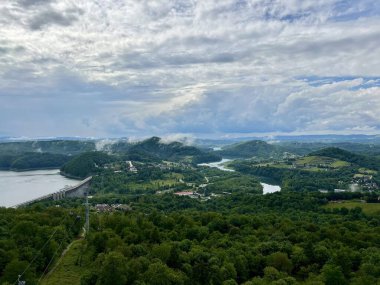 Solina Gölü, Polonya 'nın en büyük su rezervuarıdır ve çevresi ormanlarla ve turistik altyapısı olan birçok plajla çevrili karakteristik bir dağ manzarasıyla çevrilidir..