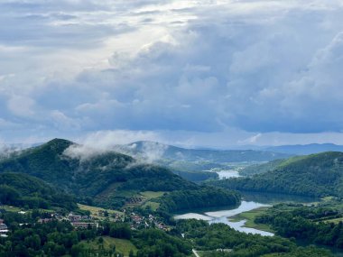 Solina Gölü, Polonya 'nın en büyük su rezervuarıdır ve çevresi ormanlarla ve turistik altyapısı olan birçok plajla çevrili karakteristik bir dağ manzarasıyla çevrilidir..