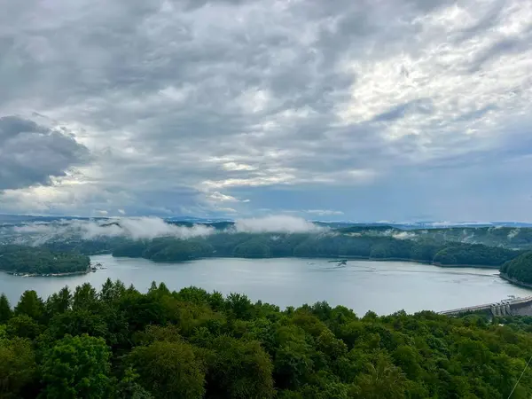 Solina Gölü, Polonya 'nın en büyük su rezervuarıdır ve çevresi ormanlarla ve turistik altyapısı olan birçok plajla çevrili karakteristik bir dağ manzarasıyla çevrilidir..