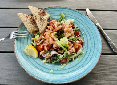 Tütsülenmiş somon salatası, domates, salatalık ve marul.