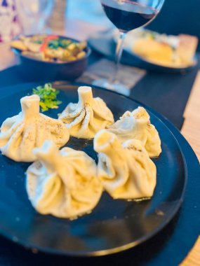 Restoranda kırmızı şaraplı Gürcü hamur tatlısı.