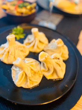 Restoranda kırmızı şaraplı Gürcü hamur tatlısı.