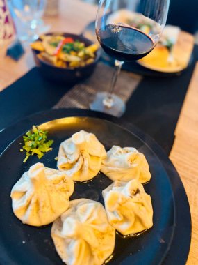 Restoranda kırmızı şaraplı Gürcü hamur tatlısı.