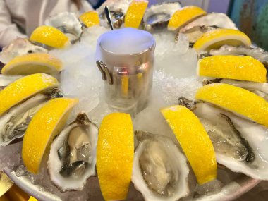 Limonlu taze istiridye ve buz kovası.