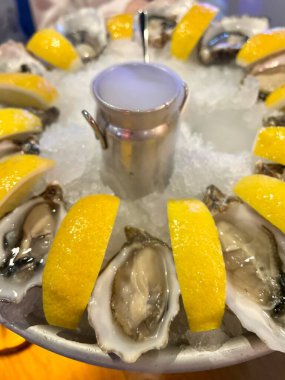 Limonlu taze istiridye ve buz kovası.