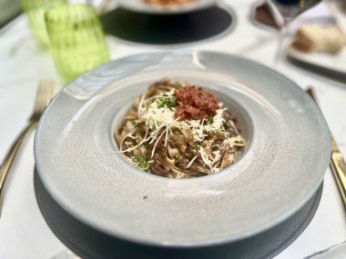 Malta, Mdina 'daki bir restoranda parmesan peynirli spagetti.