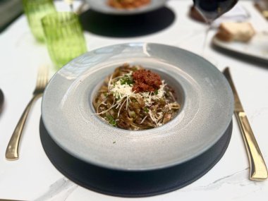 Malta, Mdina 'daki bir restoranda parmesan peynirli spagetti.