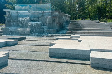 Güneşli bir yaz gününde parka taş basar. Yukarıdan bak. Japon bahçesi Silesian Park, Chorzow, Polonya