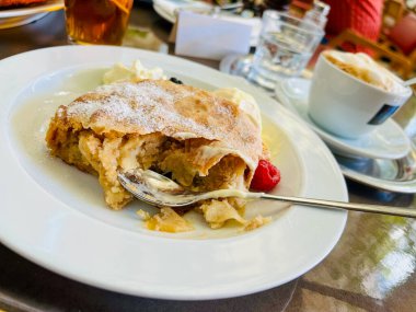 Vanilyalı dondurmalı elmalı turta ve Viyana restoranında sosis melanjlı taze böğürtlen..