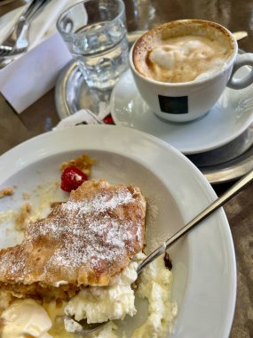 Vanilyalı dondurmalı elmalı turta ve Viyana restoranında sosis melanjlı taze böğürtlen..