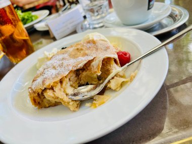 Vanilyalı dondurmalı elmalı turta ve Viyana restoranında sosis melanjlı taze böğürtlen..