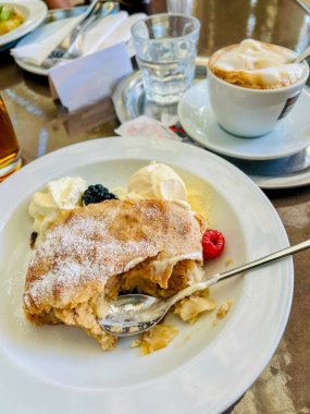Vanilyalı dondurmalı elmalı turta ve Viyana restoranında sosis melanjlı taze böğürtlen..