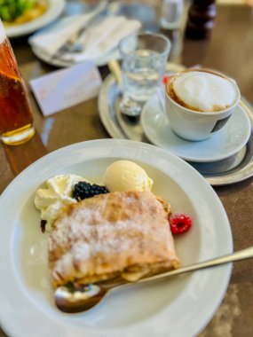 Vanilyalı dondurmalı elmalı turta ve Viyana restoranında sosis melanjlı taze böğürtlen..