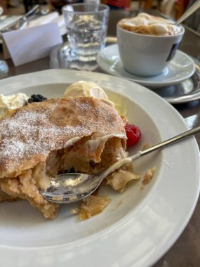 Vanilyalı dondurmalı elmalı turta ve Viyana restoranında sosis melanjlı taze böğürtlen..