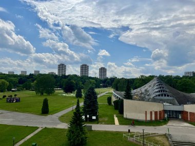 Yazın Chorzow, Silesia, Polonya 'daki şehir parkındaki gözlem güvertesinden görüntü.