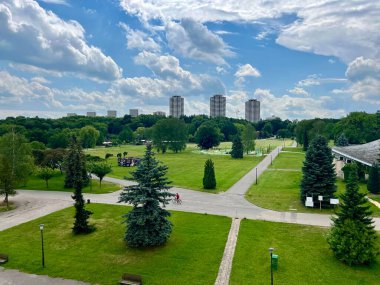 Parktaki teleferiğin hava görüntüsü. Chorzow 'da yaz manzarası, Silezya parkı, Polonya