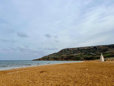 Malta 'nın Gozo adasının kıyısındaki güzel kumlu plaj. Akdeniz 'de.