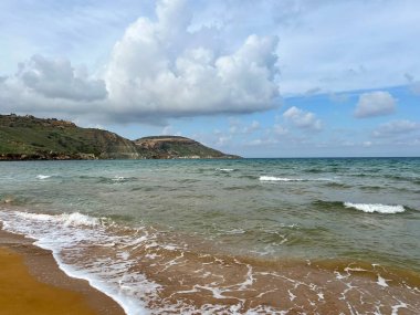 Malta 'nın Gozo adasının kıyısındaki güzel kumlu plaj. Akdeniz 'de.