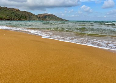 Malta 'nın Gozo adasının kıyısındaki güzel kumlu plaj. Akdeniz 'de.