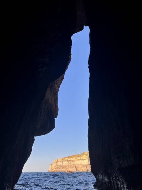 Mağaradan denize bak. Xlendi Bay, Gozo, Malta