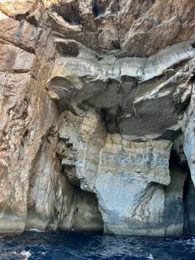 Gozo Malta adasındaki Xildi Körfezi 'ndeki mavi mağaralar.