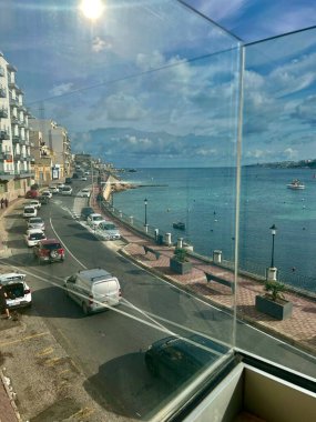 Akdeniz kıyısındaki gezinti güvertesinin penceresinden bak.