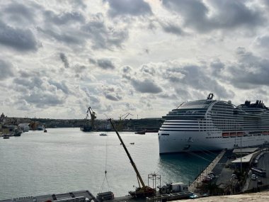 Gemi Valletta, Malta 'ya yanaştı. Malta 'daki gözlem güvertesinden Valletta şehri manzarası