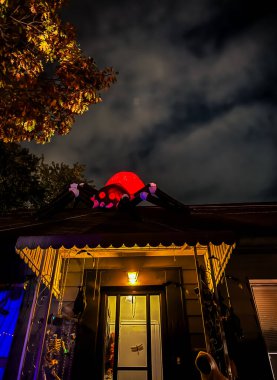 Banliyödeki bir evin önündeki cadılar bayramı süslemeleri.