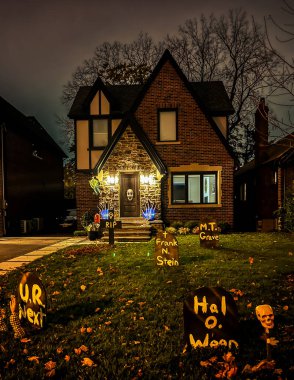 Banliyödeki bir evin önündeki cadılar bayramı süslemeleri.