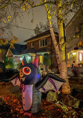 Banliyödeki bir evin önündeki cadılar bayramı süslemeleri.