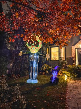 Banliyödeki bir evin önündeki cadılar bayramı süslemeleri.