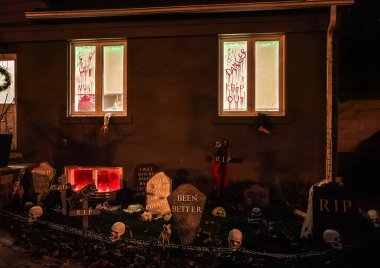 Geceleyin mezarlıkta cadılar bayramı süsü. Korkunç cadılar bayramı arka planı