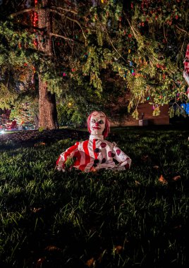 Geceleri bahçede çelenkler ve ışıklarla korkuluk. Cadılar Bayramı konsepti Seçici odak.