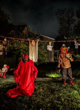 Banliyödeki bir evin önündeki cadılar bayramı süslemeleri.